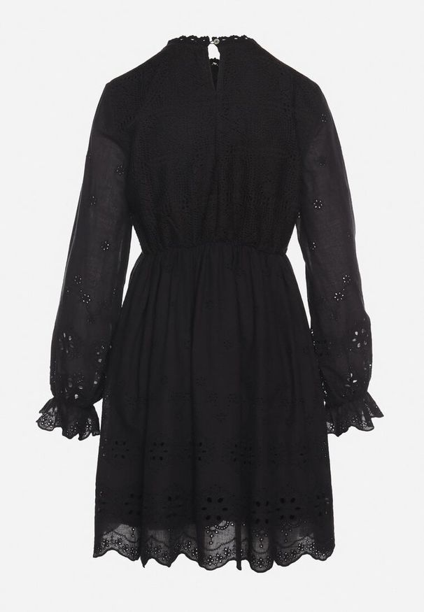 Born2be - Czarna Sukienka Boho o Rozkloszowanym Kroju z Haftowanymi Zdobieniami Ifflina. Okazja: na co dzień. Typ kołnierza: kołnierzyk stójkowy. Kolor: czarny. Materiał: materiał, poliester. Długość rękawa: długi rękaw. Wzór: aplikacja, haft. Styl: boho