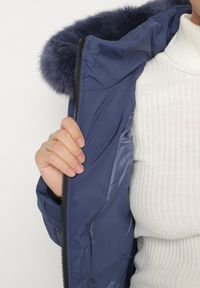 Born2be - Niebieska Klasyczna Kurtka z Pikowanymi Przeszyciami i Kapturem z Futerkiem Raffisa. Okazja: na co dzień. Kolekcja: plus size. Kolor: niebieski. Materiał: futro. Styl: klasyczny