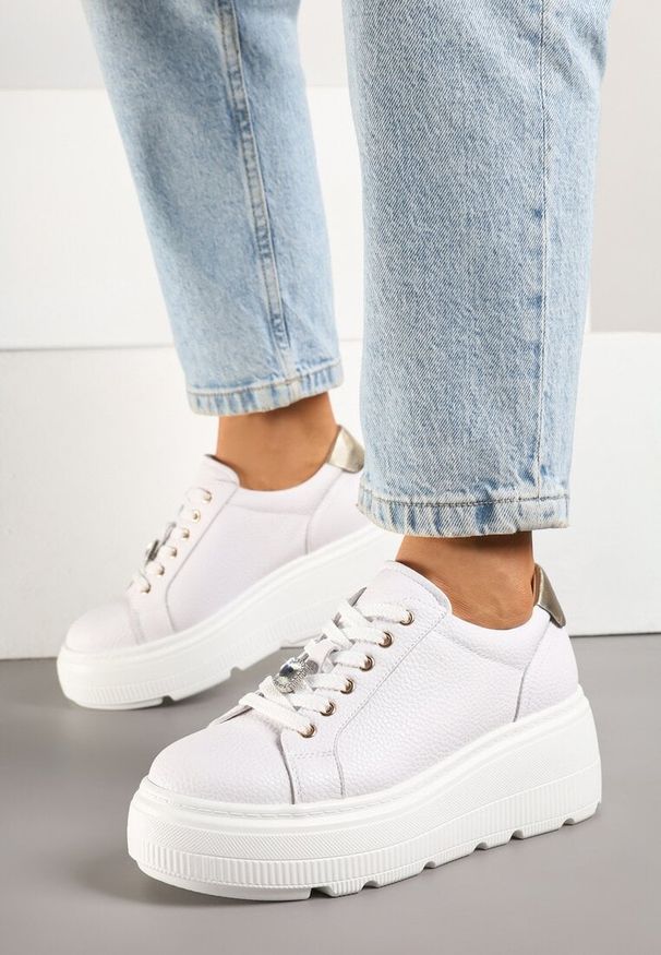 Renee - Białe Sneakersy Skórzane na Platformie z Metaliczną Ozdobą Rivzekia. Okazja: na co dzień. Kolor: biały. Materiał: skóra. Wzór: aplikacja. Obcas: na platformie