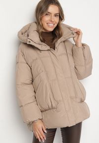 Born2be - Beżowa Pikowana Kurtka o Kroju Oversize z Kapturem Galandia. Okazja: na spacer, na co dzień. Typ kołnierza: kaptur. Kolor: beżowy. Materiał: poliester, jeans. Styl: casual, elegancki #3