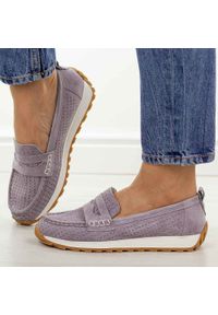 Fioletowe skórzane mokasyny damskie Sergio Leone sp009. Okazja: na co dzień. Nosek buta: okrągły. Kolor: fioletowy. Materiał: zamsz, skóra. Szerokość cholewki: normalna. Sezon: wiosna, jesień, lato. Styl: casual, elegancki, klasyczny #1