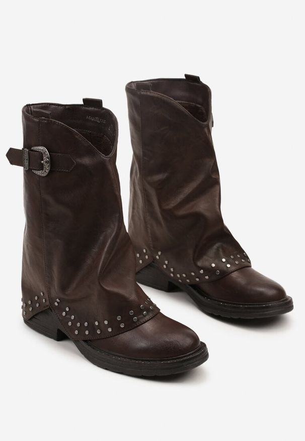 Born2be - Brązowe Botki z Wywiniętą Cholewką Zdobione Nitami i Klamerką Rilenaria. Okazja: na co dzień. Kolor: brązowy. Materiał: jeans. Szerokość cholewki: normalna. Wzór: aplikacja. Styl: casual, elegancki