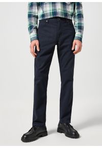 Wrangler - WRANGLER GREENSBORO MĘSKIE SPODNIE MATERIAŁOWE MATERIAŁ CHINO DARK NAVY 112358043 W15Q017344. Materiał: materiał