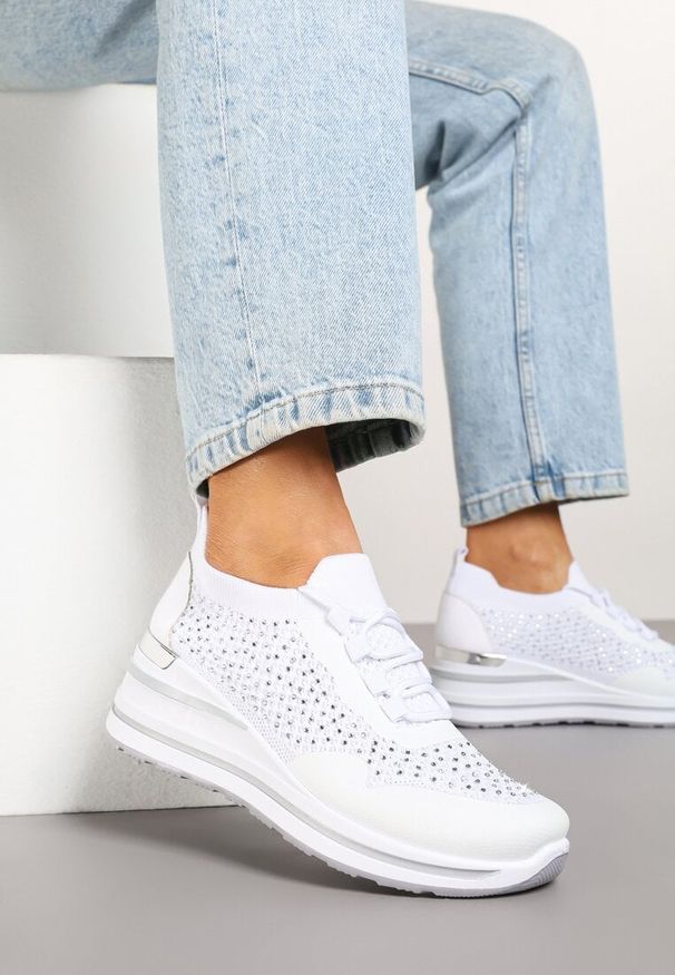 Born2be - Białe Sneakersy na Koturnie z Cyrkoniami z Metalicznym Zdobieniem Bariena. Zapięcie: sznurówki. Kolor: biały. Wzór: aplikacja. Obcas: na koturnie