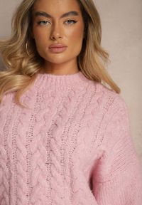 Renee - Różowy Sweter z Wełną o Eleganckim Warkoczowym Splotem Makkaria. Okazja: na co dzień, na spacer. Kolor: różowy. Materiał: wełna. Długość rękawa: długi rękaw. Długość: długie. Wzór: ze splotem. Sezon: jesień. Styl: elegancki #4