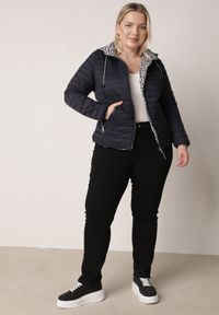 Born2be - Granatowa Dwustronna Kurtka Pikowana z Kapturem Zidila. Okazja: na spacer, na co dzień. Typ kołnierza: kaptur. Kolekcja: plus size. Kolor: niebieski. Materiał: jeans. Wzór: geometria. Styl: casual, sportowy #4