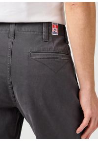 Wrangler - MESKIE SPODENKI WRANGLER CJ CHINO SHORTS FADED BLACK 112362922. Okazja: na spacer, na co dzień. Materiał: skóra, jeans, materiał, bawełna, elastan. Długość: do kolan. Sezon: lato. Styl: klasyczny, casual, elegancki #4