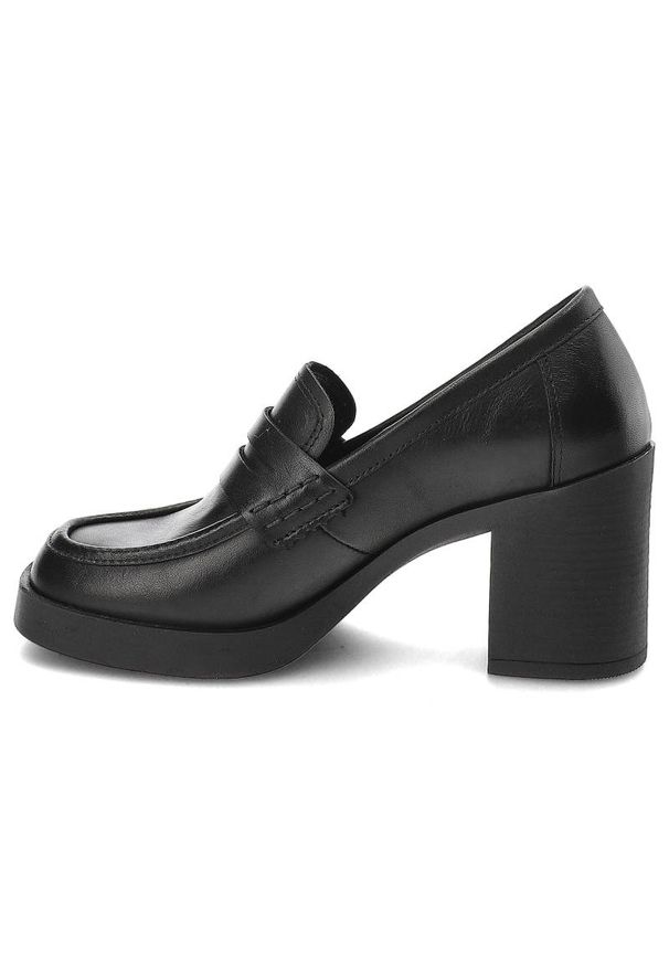 Czarne Półbuty Nessi Gustowne Buty Na Obcasie. Okazja: na spotkanie biznesowe, na co dzień. Zapięcie: pasek. Kolor: czarny. Materiał: skóra. Obcas: na obcasie. Styl: elegancki. Wysokość obcasa: średni