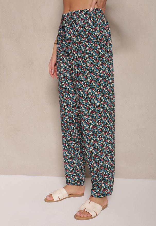 Renee - Zielono-Czarne Spodnie z Wiskozy High Waist w Kwiatowy Wzór Liosena. Okazja: na co dzień. Stan: podwyższony. Kolor: zielony. Materiał: wiskoza. Wzór: kwiaty. Styl: casual