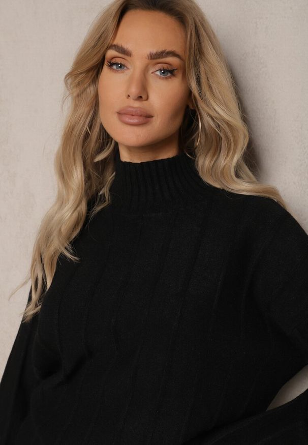 Renee - Czarny Komplet z Tłoczonej Dzianiny z Wiskozą Sweter z Półgolfem i Dopasowana Spódnica Atteleia. Kolor: czarny. Materiał: wiskoza, dzianina. Wzór: aplikacja