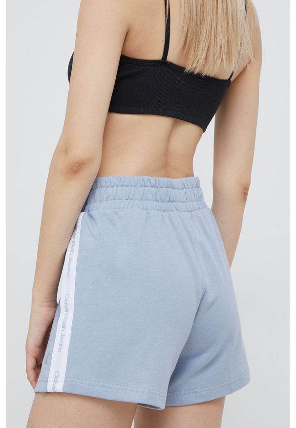 Calvin Klein Jeans szorty bawełniane damskie z aplikacją high waist. Okazja: na co dzień. Stan: podwyższony. Kolor: niebieski. Materiał: bawełna. Wzór: aplikacja. Styl: casual