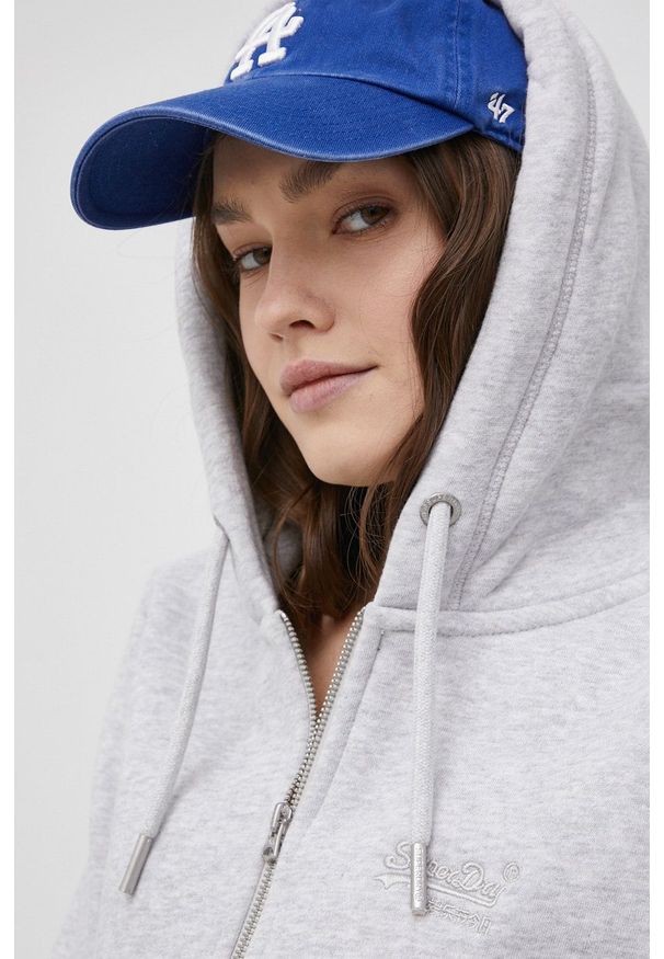 Superdry Bluza damska kolor szary z kapturem melanżowa. Okazja: na co dzień. Typ kołnierza: kaptur. Kolor: szary. Materiał: dzianina. Wzór: melanż. Styl: casual