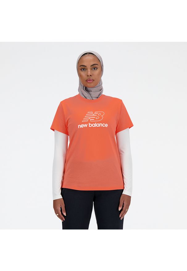 Koszulka damska New Balance WT41816GFR – pomarańczowa. Kolor: pomarańczowy. Materiał: bawełna. Długość rękawa: krótki rękaw. Długość: krótkie. Wzór: napisy