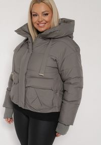 Born2be - Szara Pikowana Krótka Kurtka z Nieodpinanym Kapturem i Ozdobnymi Tasiemkami Mevannia. Okazja: na co dzień. Kolor: szary. Materiał: jeans. Długość: krótkie. Styl: casual #1