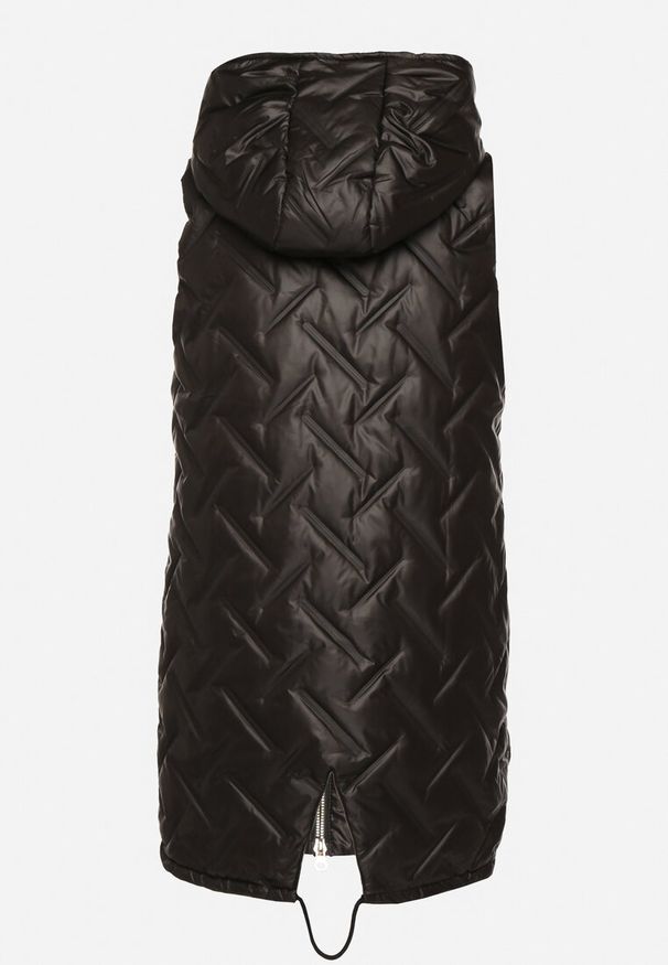 Born2be - Czarna Pikowana Kamizelka z Kapturem i Ozdobną Naszywką Liselilia. Okazja: na co dzień. Typ kołnierza: kaptur. Kolor: czarny. Materiał: jeans. Wzór: aplikacja. Styl: elegancki, sportowy, casual