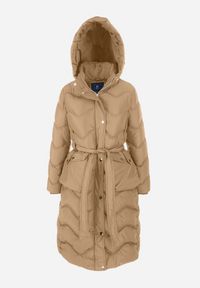 Born2be - Ciemnobeżowa Kurtka Pikowana z Paskiem Jalogi. Okazja: na co dzień. Typ kołnierza: komin. Kolor: beżowy. Materiał: wełna, materiał. Długość rękawa: długi rękaw. Długość: długie. Sezon: zima. Styl: casual #4