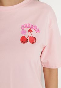 Born2be - Różowy T-shirt z Bawełną Cyrkoniami i Motywem Wiśni Linmira. Okazja: na co dzień. Kolor: różowy. Materiał: bawełna. Styl: casual, elegancki #5