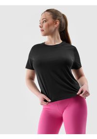 4f - Koszulka treningowa z materiału z recyklingu damska - czarna. Kolor: czarny. Materiał: materiał. Długość rękawa: krótki rękaw. Długość: krótkie. Wzór: gładki, jednolity, ze splotem. Sport: fitness
