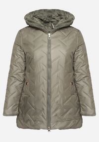 Born2be - Ciemnozielona Pikowana Kurtka z Kapturem Ocieplana Futerkiem Lealinea. Okazja: na co dzień. Typ kołnierza: kaptur. Kolekcja: plus size. Kolor: zielony. Materiał: futro. Długość: długie. Styl: casual #4