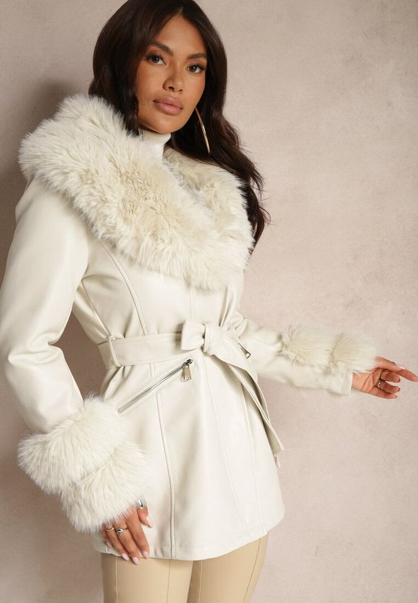 Renee - Biała Ekoskórzana Kurtka o Taliowanym Kroju z Futerkowymi Zdobieniami Tiliella. Okazja: na co dzień. Kolor: biały. Materiał: jeans. Wzór: aplikacja. Styl: elegancki, casual