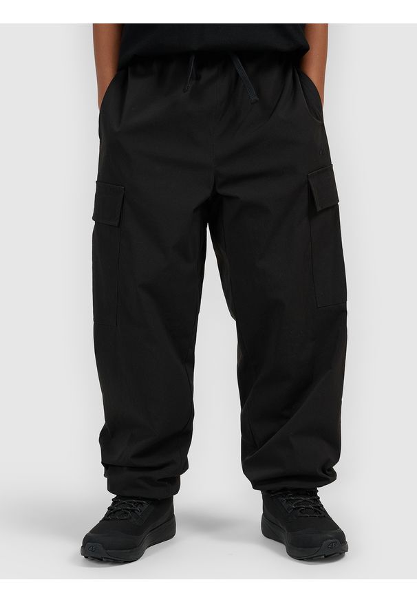 4f - 4F Spodnie casual cargo chłopięce - czarne 134/140 (8-10 lat). Okazja: na co dzień. Kolor: czarny. Materiał: tkanina. Sezon: lato. Styl: casual