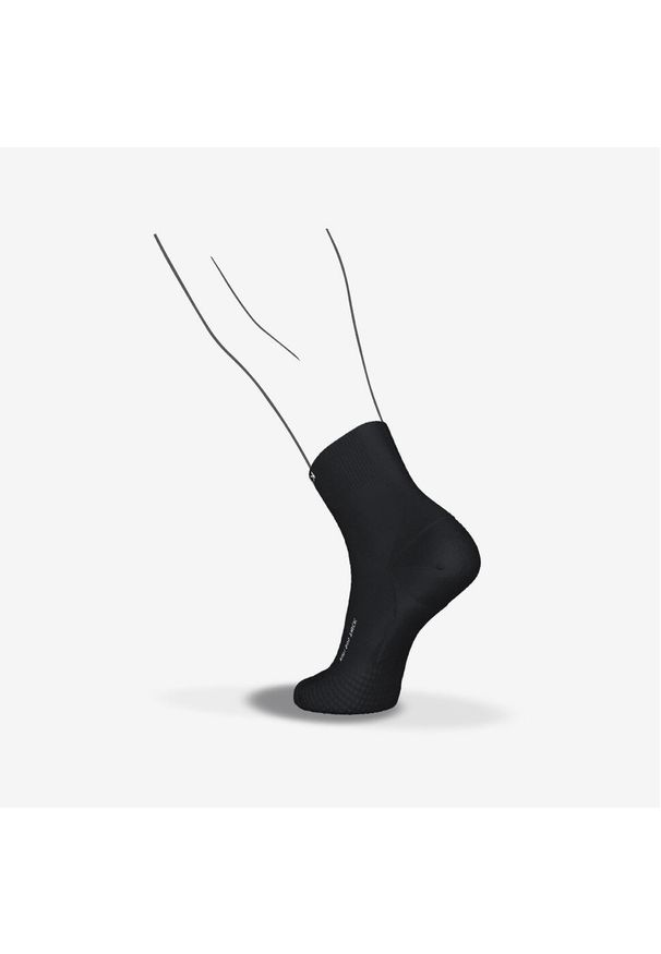 KIPRUN - Skarpetki do biegania Kiprun Run 900 średnie grube. Kolor: czarny. Materiał: poliamid, elastan. Sport: bieganie