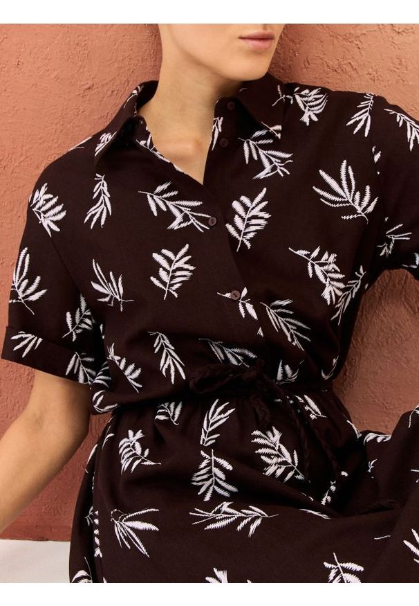 Sinsay - Haftowana sukienka mini z wiskozą i domieszką lnu - wielobarwny. Materiał: wiskoza, len. Wzór: haft. Długość: mini