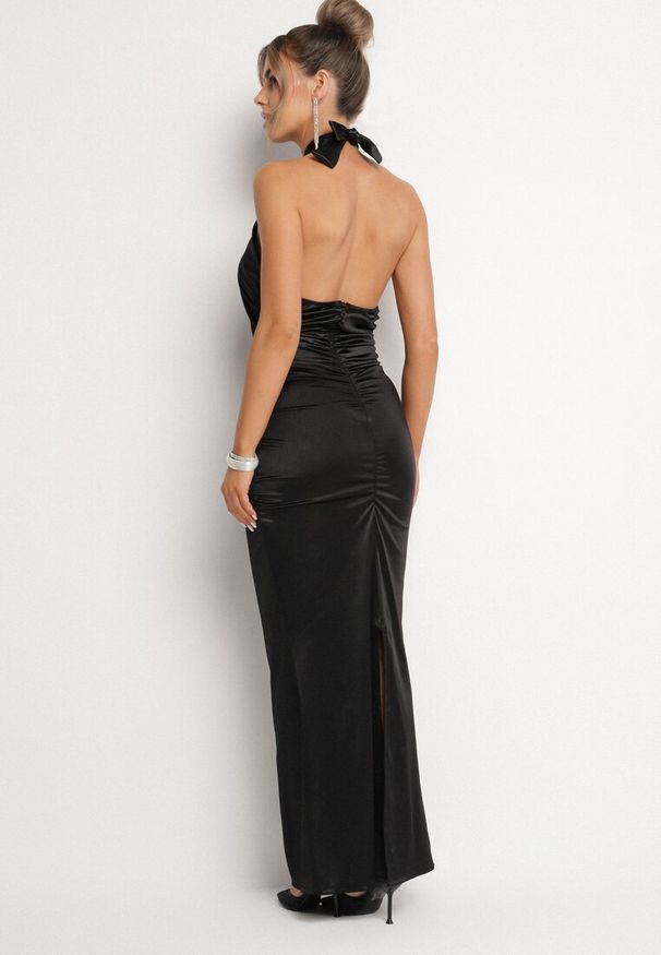 Born2be - Czarna Satynowa Sukienka Wiązana na Szyi z Wycięciem pod Biustem i Różyczką Roneza. Kolor: czarny. Materiał: satyna. Styl: elegancki