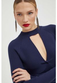 Guess sukienka kolor granatowy mini dopasowana. Kolor: niebieski. Materiał: materiał, dzianina, wiskoza. Długość rękawa: długi rękaw. Typ sukienki: dopasowane. Długość: mini #5