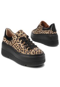 Beżowe Sneakersy Armodo Modne Obuwie Damskie Pantera. Okazja: na co dzień, na spacer, na uczelnię. Kolor: beżowy, czarny. Materiał: materiał. Wzór: motyw zwierzęcy. Styl: casual #6