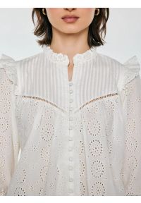 Big-Star - Bluzka damska bawełniana z rękawem 3/4 biała Bohna 100. Okazja: na spacer, na spotkanie biznesowe, do pracy. Typ kołnierza: kołnierzyk stójkowy, kołnierz z falbankami. Kolor: biały. Materiał: bawełna. Wzór: ażurowy, haft, aplikacja. Styl: biznesowy, elegancki, boho #8