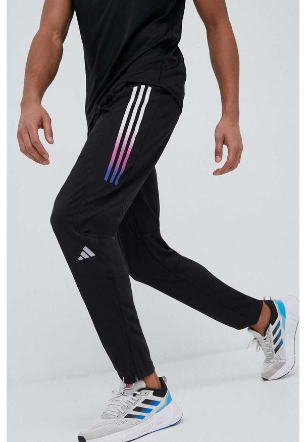 adidas Performance spodnie do biegania Run Icons kolor czarny z nadrukiem. Kolor: czarny. Materiał: skóra, materiał. Wzór: nadruk. Sport: bieganie