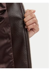 Guess Kurtka z imitacji skóry W6YL25 W2914 Brązowy ciemny Regular Fit. Kolor: brązowy. Materiał: skóra #3