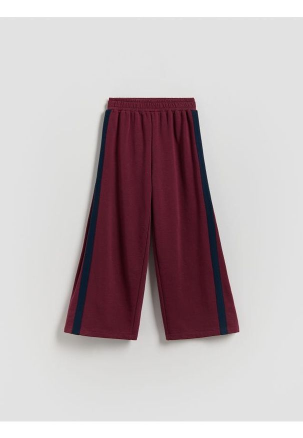 Reserved - Spodnie dresowe z lampasami - bordowy. Kolor: czerwony. Materiał: dresówka