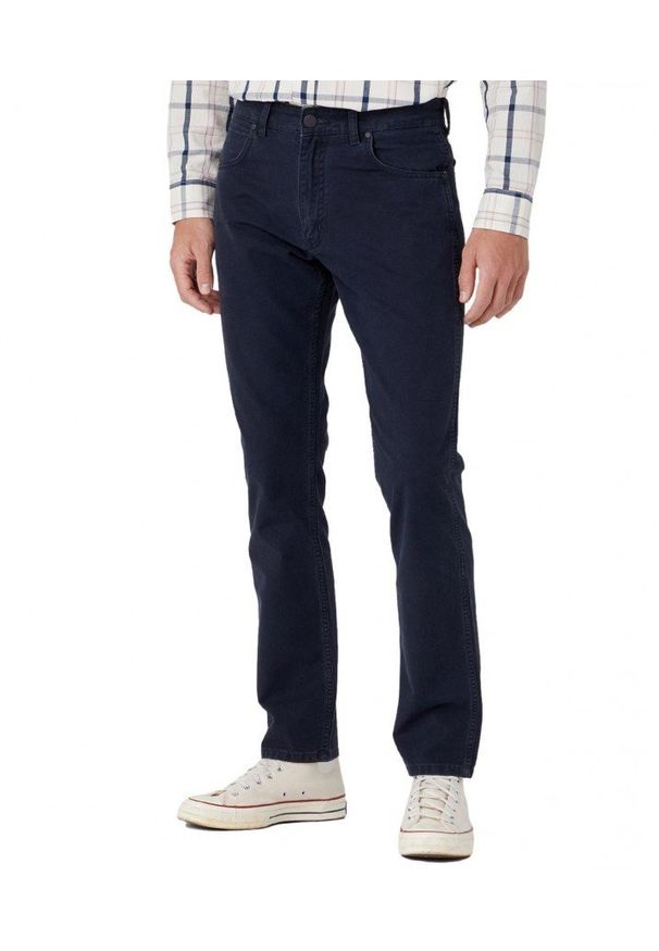 Wrangler - WRANGLER GREENSBORO MĘSKIE SPODNIE MATERIAŁOWE JEANSY DARK NAVY W15QDRXAE 112334235