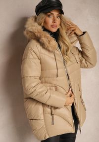 Renee - Beżowa Trapezowa Kurtka z Pikowanymi Przeszyciami i Kapturem z Odpinanym Futrem Deoiala. Okazja: na co dzień. Kolor: beżowy. Materiał: futro. Długość rękawa: długi rękaw. Długość: długie. Styl: elegancki, casual, wizytowy #2