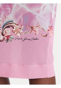 Versace Jeans Couture Sukienka codzienna 80HAO9P6 JS545 Różowy Slim Fit. Okazja: na co dzień. Kolor: różowy. Materiał: wiskoza. Typ sukienki: proste. Styl: casual #4