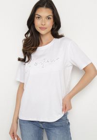 Born2be - Biały T-shirt z Bawełny o Kroju Oversize z Haftem i Cekinami Uliowena. Okazja: na co dzień, na spacer. Kolor: biały. Materiał: bawełna. Wzór: haft. Sezon: lato. Styl: casual