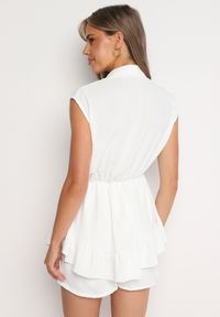 Born2be - Biały Krótki Kombinezon z Falbankami i Kołnierzykiem Laravia. Kolor: biały. Długość: krótkie. Styl: elegancki, wizytowy #2