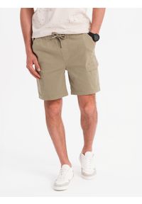 Ombre Clothing - Męskie szorty o luźnym kroju z kieszeniami typu cargo – jasnooliwkowe V3 OM-SRCG-0194 - XXL. Okazja: na co dzień. Kolor: oliwkowy. Materiał: tkanina, materiał, bawełna, elastan, dzianina. Sezon: lato. Styl: klasyczny, elegancki, casual