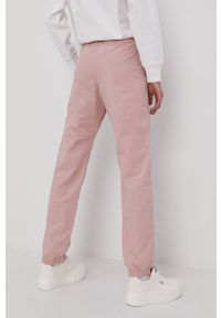 Champion Spodnie 112151 damskie kolor różowy. Kolor: różowy. Wzór: aplikacja