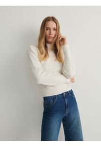 Reserved - Sweter z dekoracyjnymi detalami - kremowy. Kolor: kremowy. Materiał: dzianina. Wzór: gładki #1