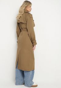 Born2be - Brązowy Długi Płaszcz Trencz Dwurzędowy z Paskiem w Talii Cadenite. Typ kołnierza: kolnierz wykładany. Kolor: brązowy. Długość: długie #4