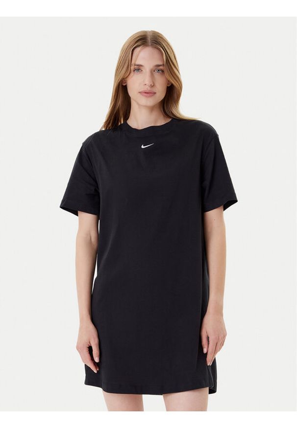 Nike Sukienka codzienna DV7882 Czarny Relaxed Fit. Okazja: na co dzień. Kolor: czarny. Materiał: bawełna. Typ sukienki: proste. Styl: casual