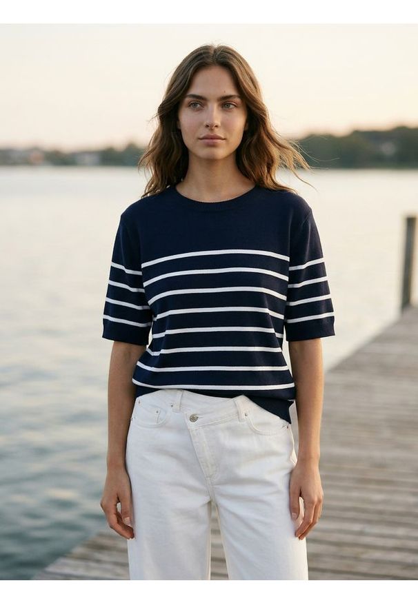 Sinsay - Sweter z krótkim rękawem w paski - granatowy. Kolor: niebieski. Długość rękawa: krótki rękaw. Długość: krótkie. Wzór: paski