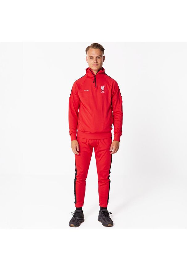 LIVERPOOL FC - Dres piłkarski dla dorosłych Liverpool 22/23. Kolor: czerwony. Materiał: dresówka. Sport: piłka nożna