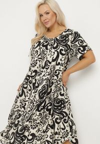 Born2be - Czarna Rozkloszowana Sukienka z Wiskozy z Geometrycznym Wzorem Emisova. Okazja: na co dzień. Kolor: czarny. Materiał: wiskoza. Długość rękawa: krótki rękaw. Wzór: geometria. Styl: casual, elegancki #6