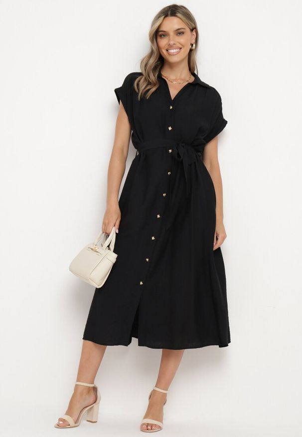 Born2be - Czarna Koszulowa Sukienka na Guziki z Materiałowym Paskiem w Talii Qisofia. Okazja: na co dzień, na imprezę. Typ kołnierza: dekolt w kształcie V. Kolor: czarny. Materiał: materiał. Typ sukienki: koszulowe. Styl: casual, elegancki, klasyczny