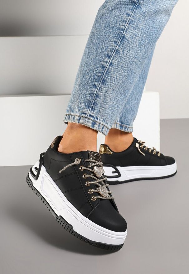 Renee - Czarne Sneakersy na Platformie Ozdobione Cyrkoniami Deomaria. Okazja: na co dzień. Zapięcie: sznurówki. Kolor: czarny. Materiał: jeans. Wzór: aplikacja. Obcas: na platformie