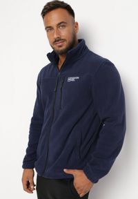 Born2be - Granatowa Polarowa Bluza ze Stójką z Ozdobnym Napisem i Suwakiem Dwarena. Typ kołnierza: kołnierzyk stójkowy. Kolor: niebieski. Materiał: polar. Wzór: napisy #1